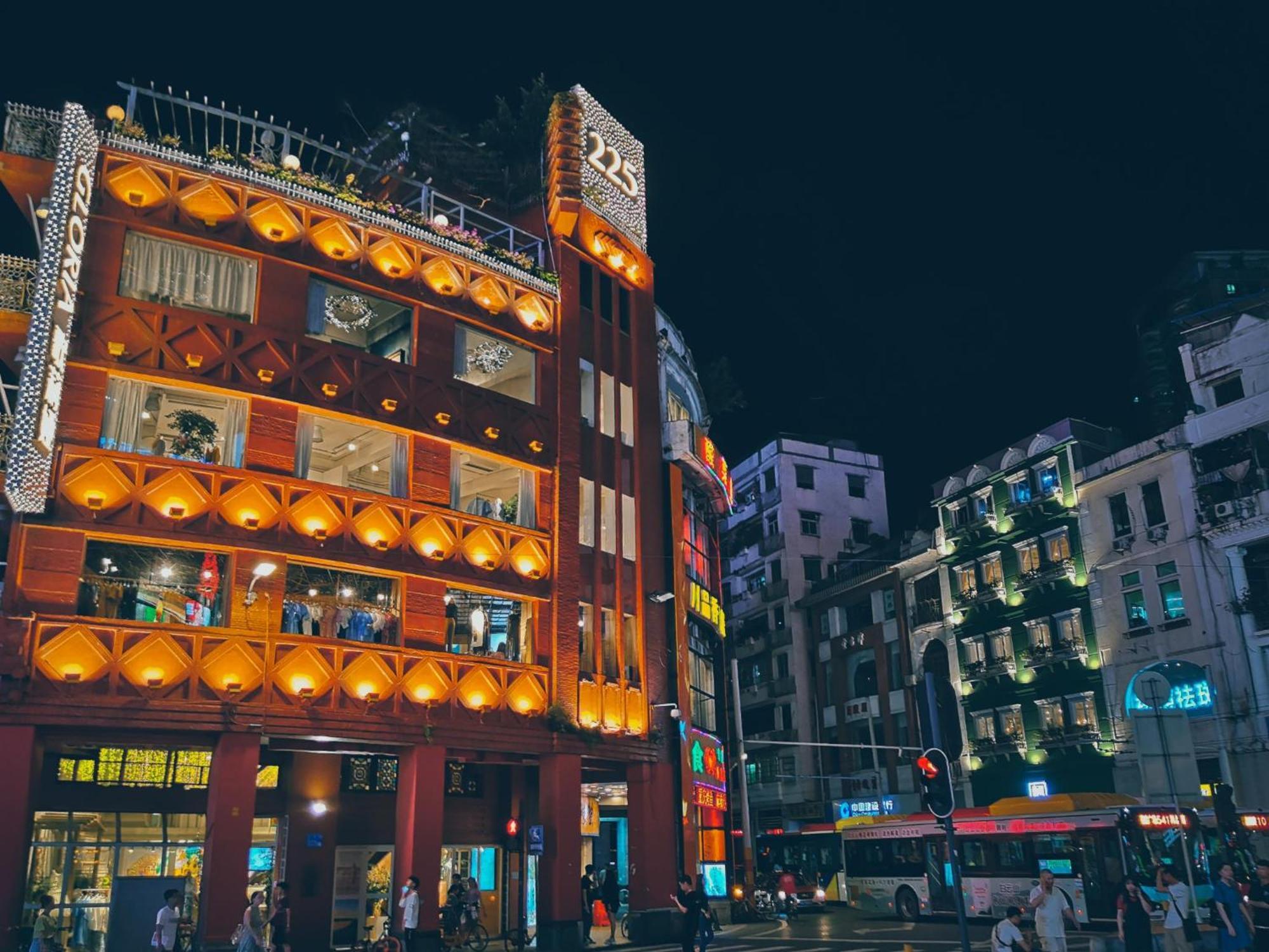 Super Time Trendy Design Beijing Road Pedestrian Street Dafo Temple Branch Hotel