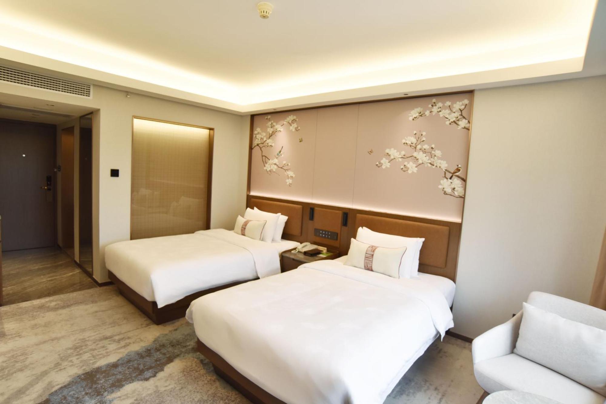 Guangdong Hotel-free Shuttle & Registration Counter Service During Fair