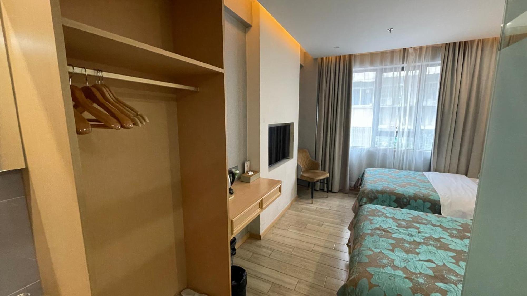 Hongxiang Hotel 2*