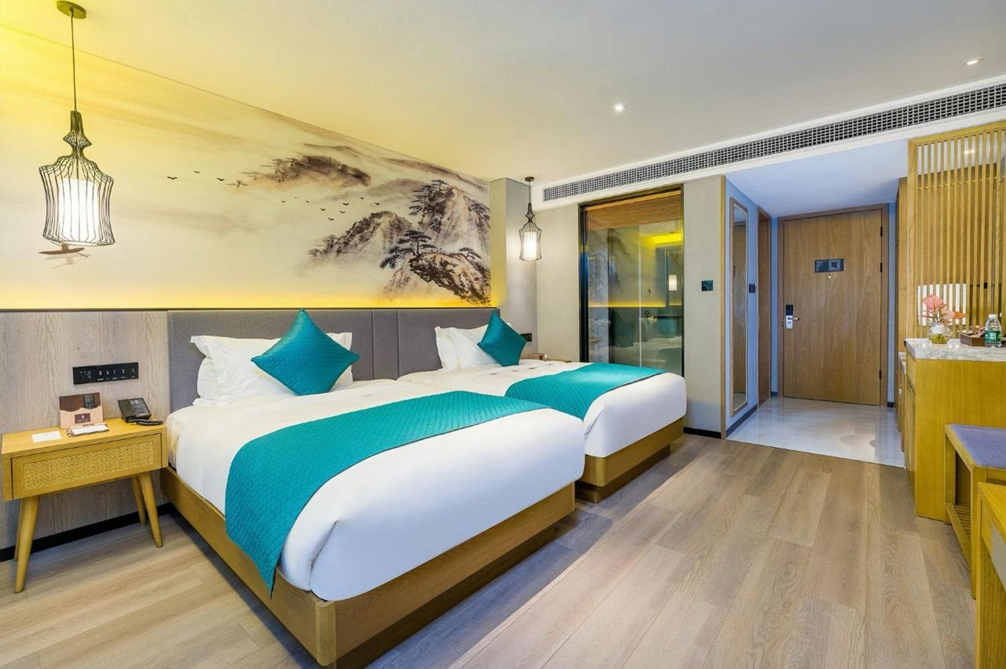 Hotel Mehood Lestie International Nancun Wanbo Metro Station Branch - Free Shuttle Bus To Fair Complex During Fair Period & Free Breakfast & Free Afternoon Tea & Free Midnight Snack & Free Vpn Internet Access 4*