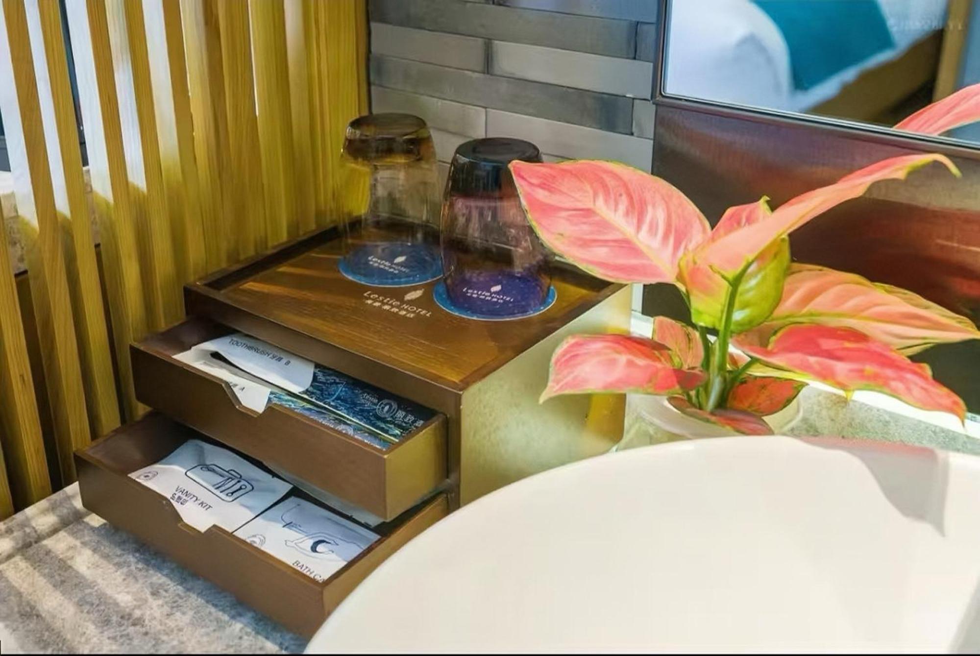 Mehood Lestie International Nancun Wanbo Metro Station Branch - Free Shuttle Bus To Fair Complex During Fair Period & Free Breakfast & Free Afternoon Tea & Free Midnight Snack & Free Vpn Internet Access Hotel