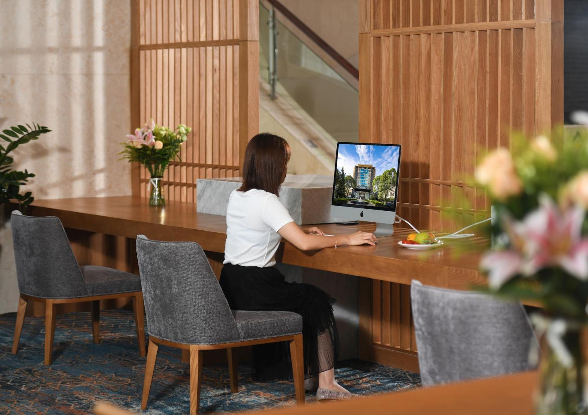 Mehood Lestie International Nancun Wanbo Metro Station Branch - Free Shuttle Bus To Fair Complex During Fair Period & Free Breakfast & Free Afternoon Tea & Free Midnight Snack & Free Vpn Internet Access Hotel 4*