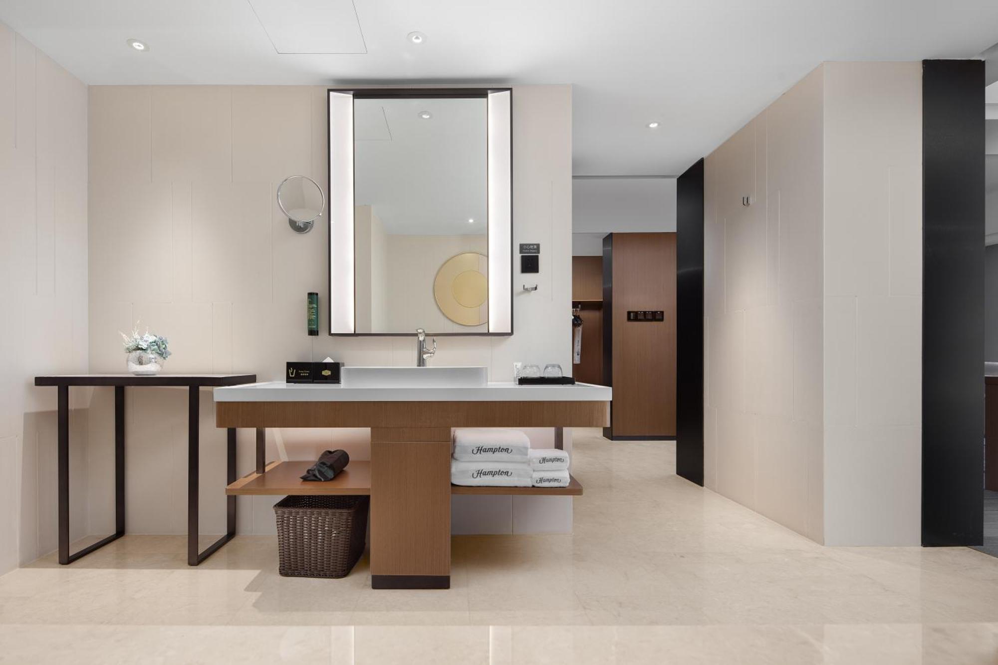 Hotel Hampton By Hilton Luoxi 4*