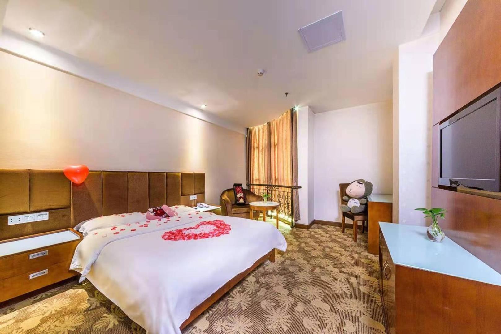 Kaiserdom Baiyun Airport-24-hour Airport-free Shuttle Bus 2*