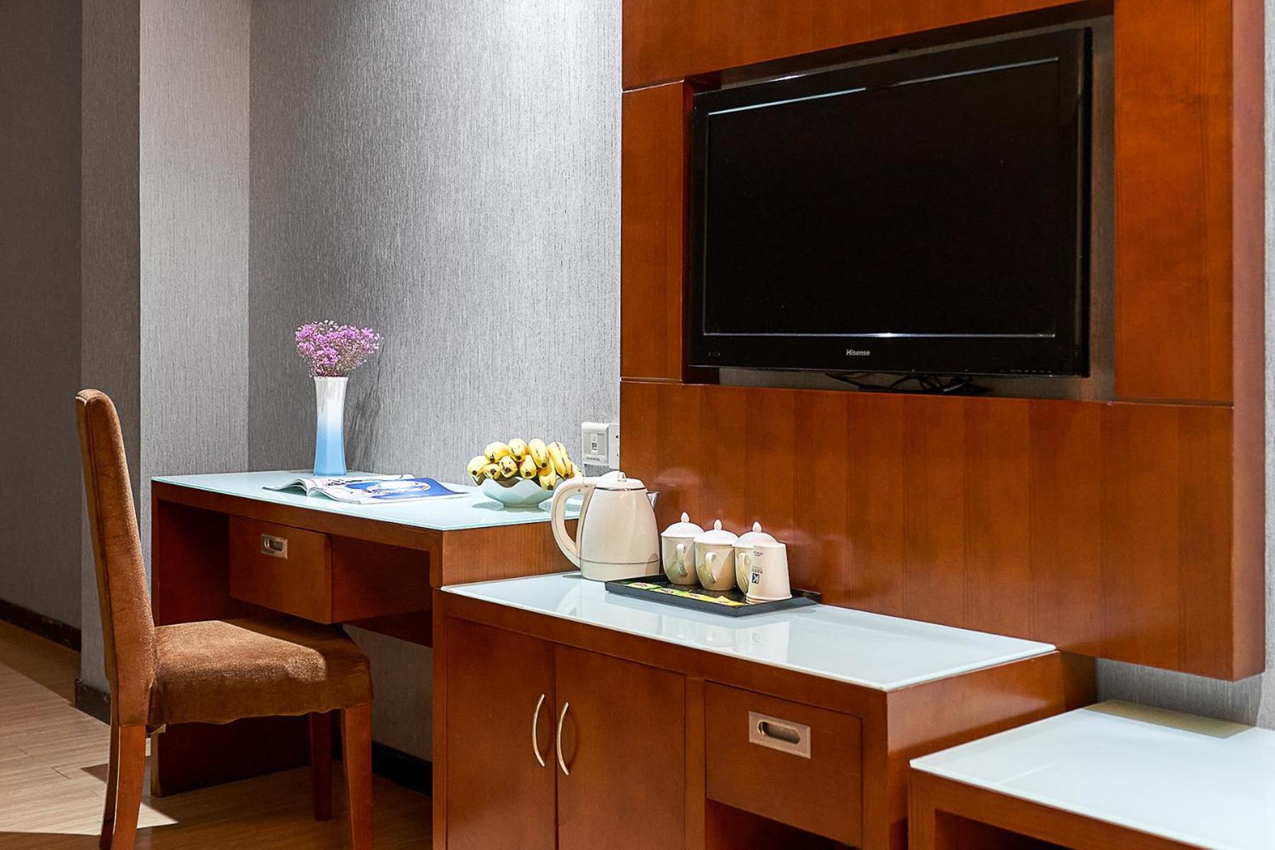 Hotel Kaiserdom Baiyun Airport-24-hour Airport-free Shuttle Bus 2*