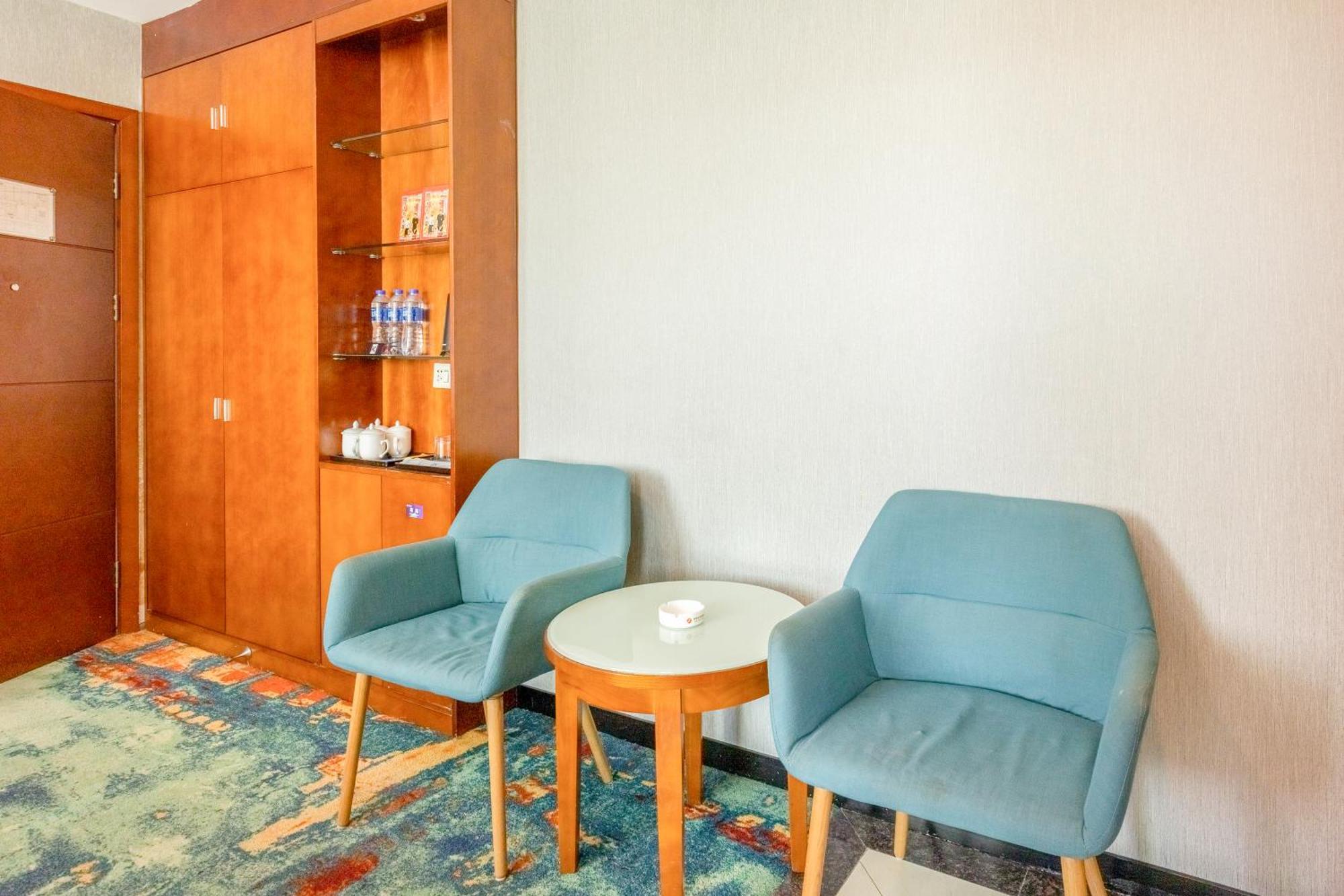 Kaiserdom Baiyun Airport-24-hour Airport-free Shuttle Bus 2* Guangzhou