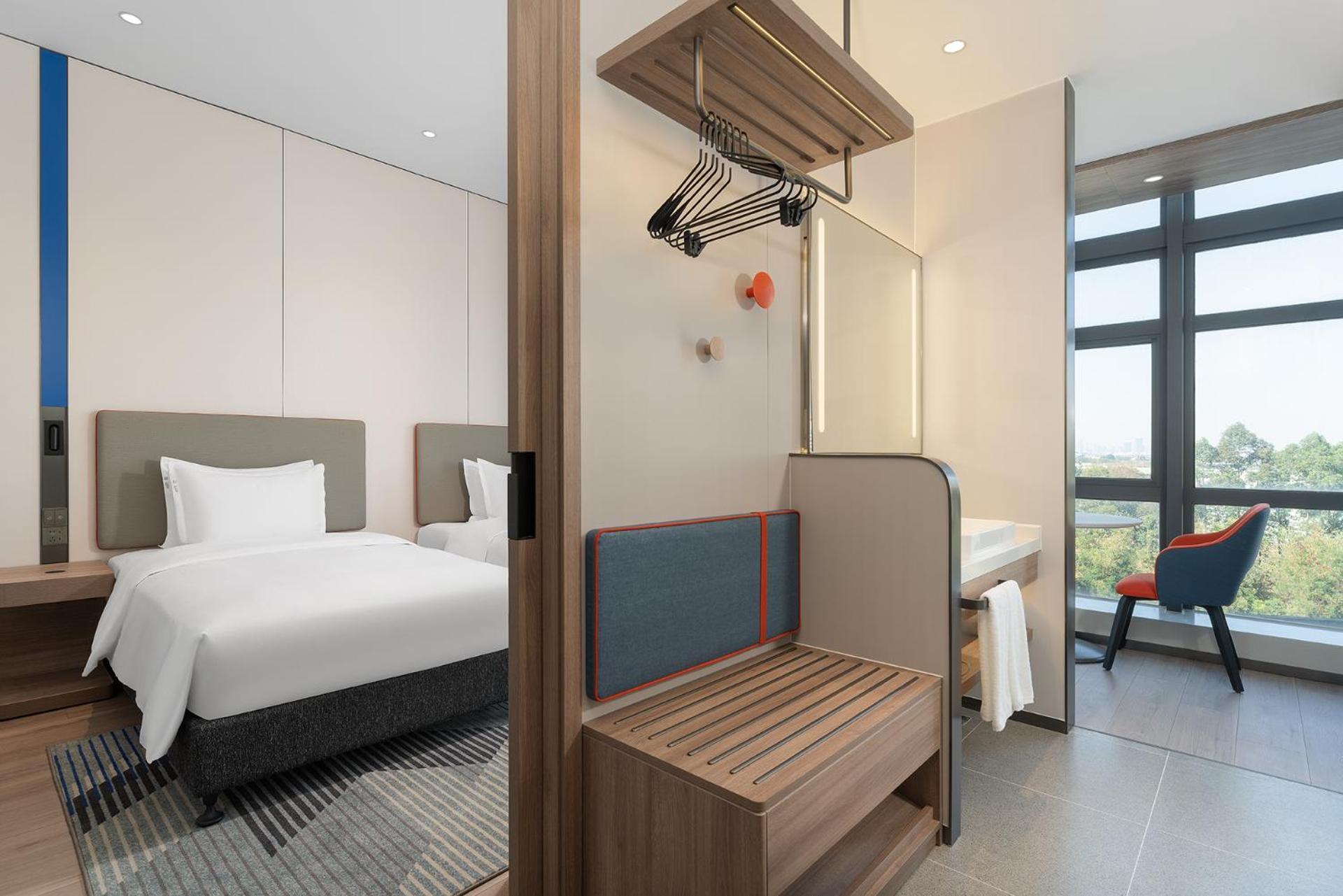 Hotel Express Town - Shuttle Service During Fair - Free Morning & Evening Transfers To Or From Fair Complex