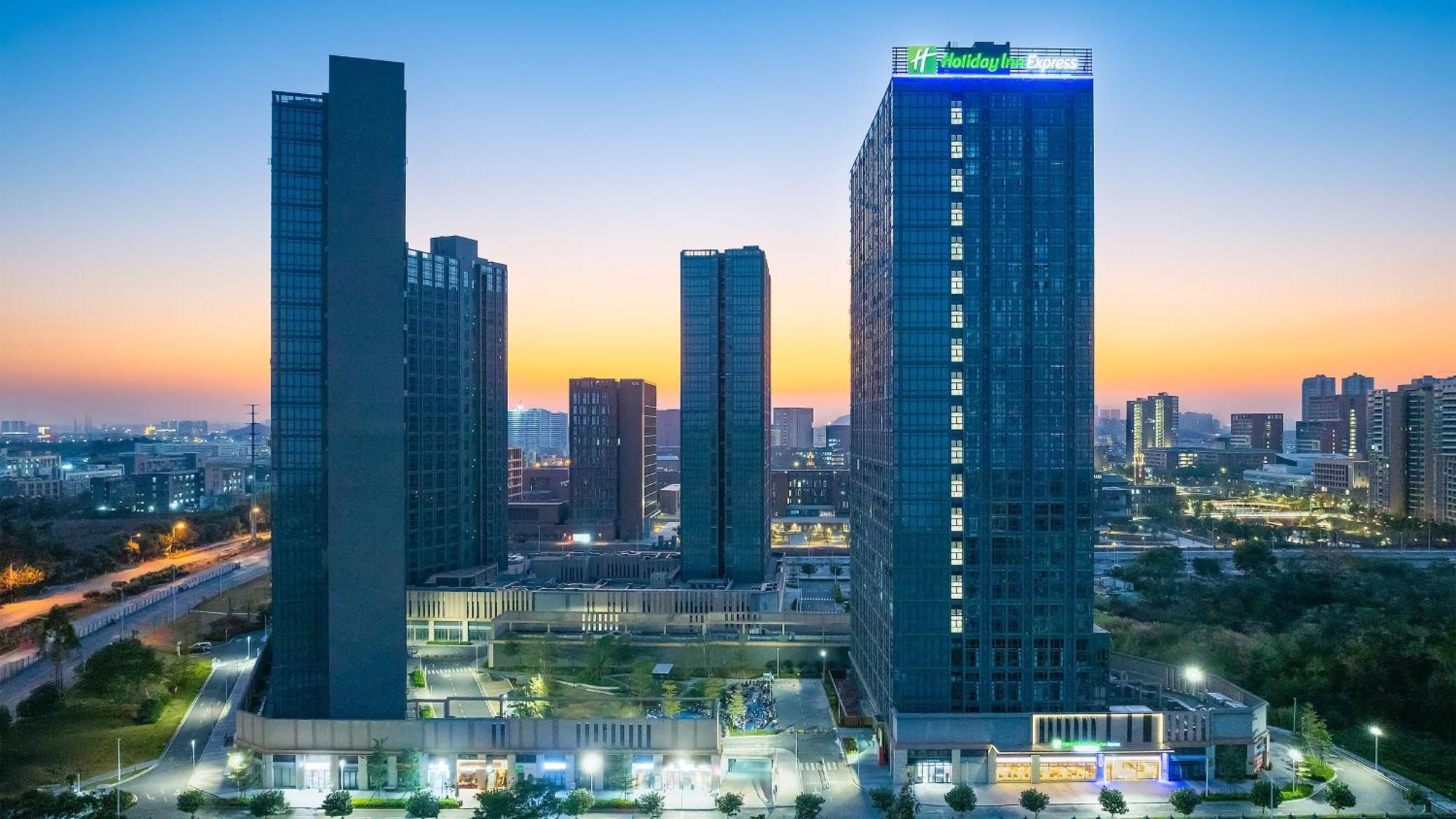 Express Town - Shuttle Service During Fair - Free Morning & Evening Transfers To Or From Fair Complex Hotel 4*