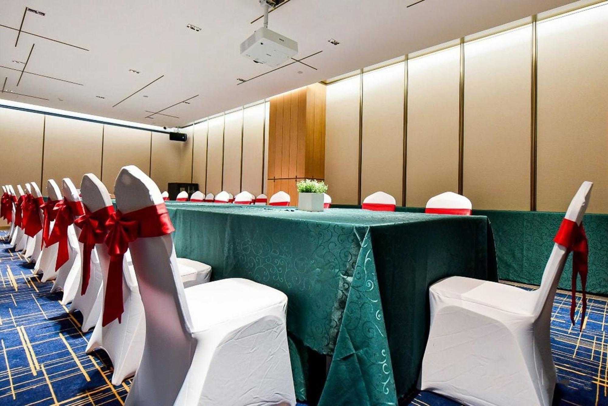 Liz International Panyu Ginza Shiqiao Metro Branch - Free Shuttle Bus To Fair Complex During Fair Period & Free Breakfast & Free Afternoon Tea & Free Midnight Snack 4*