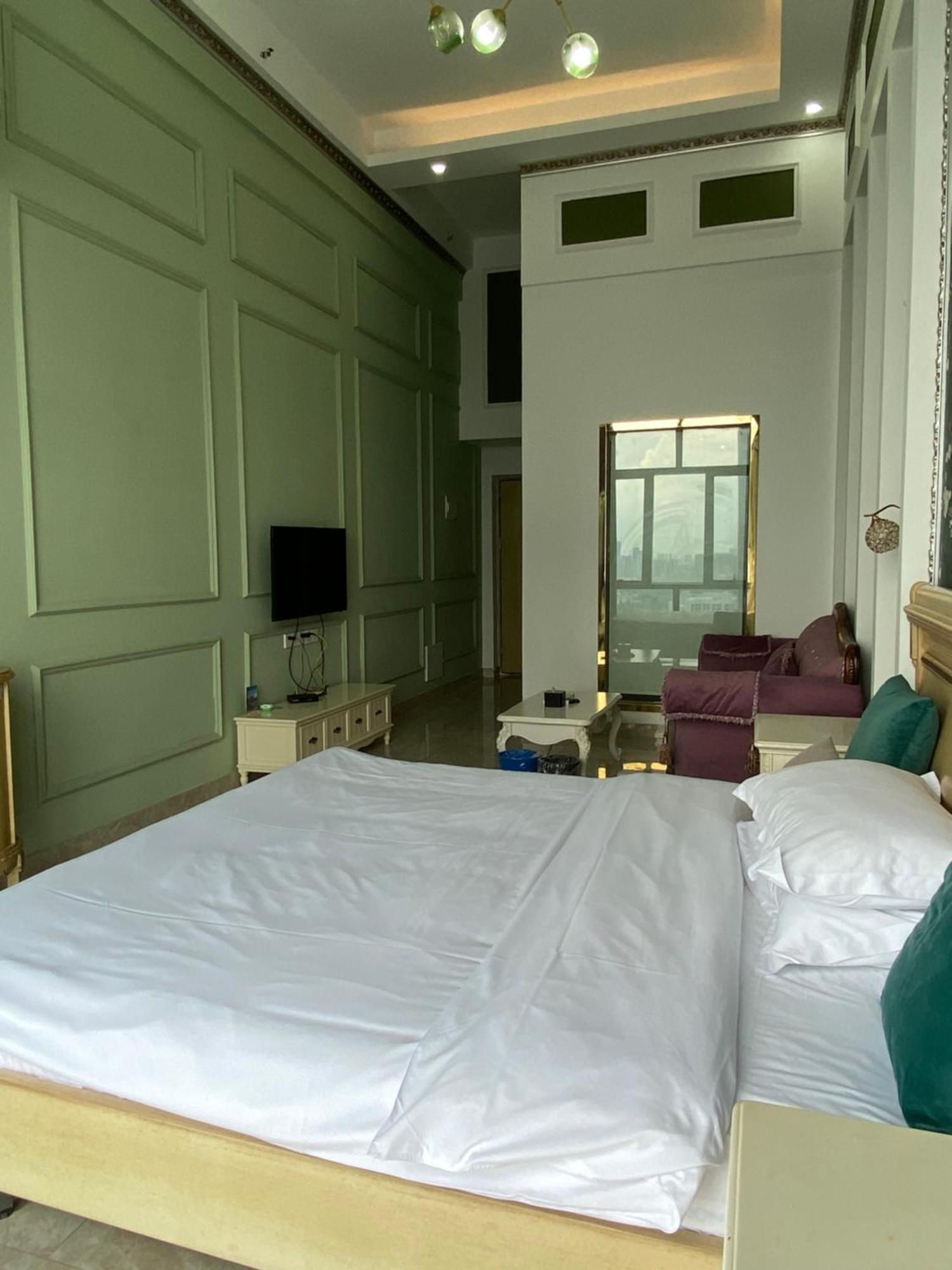 April Fair Duplex South Railway Station Ao Yuan Yue Shi Dai Branch Apartment *