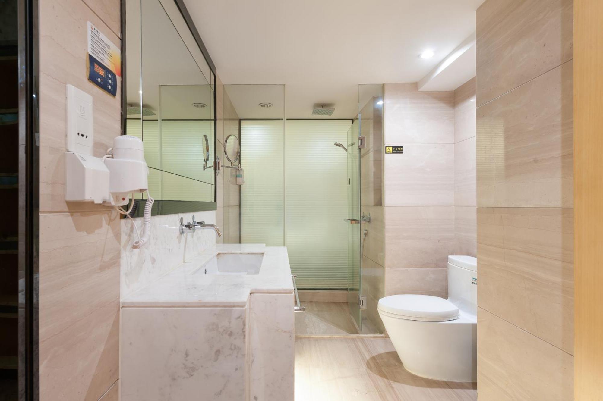 Qingman Zhujiang New Town East Railway Station Branch 3* Guangzhou