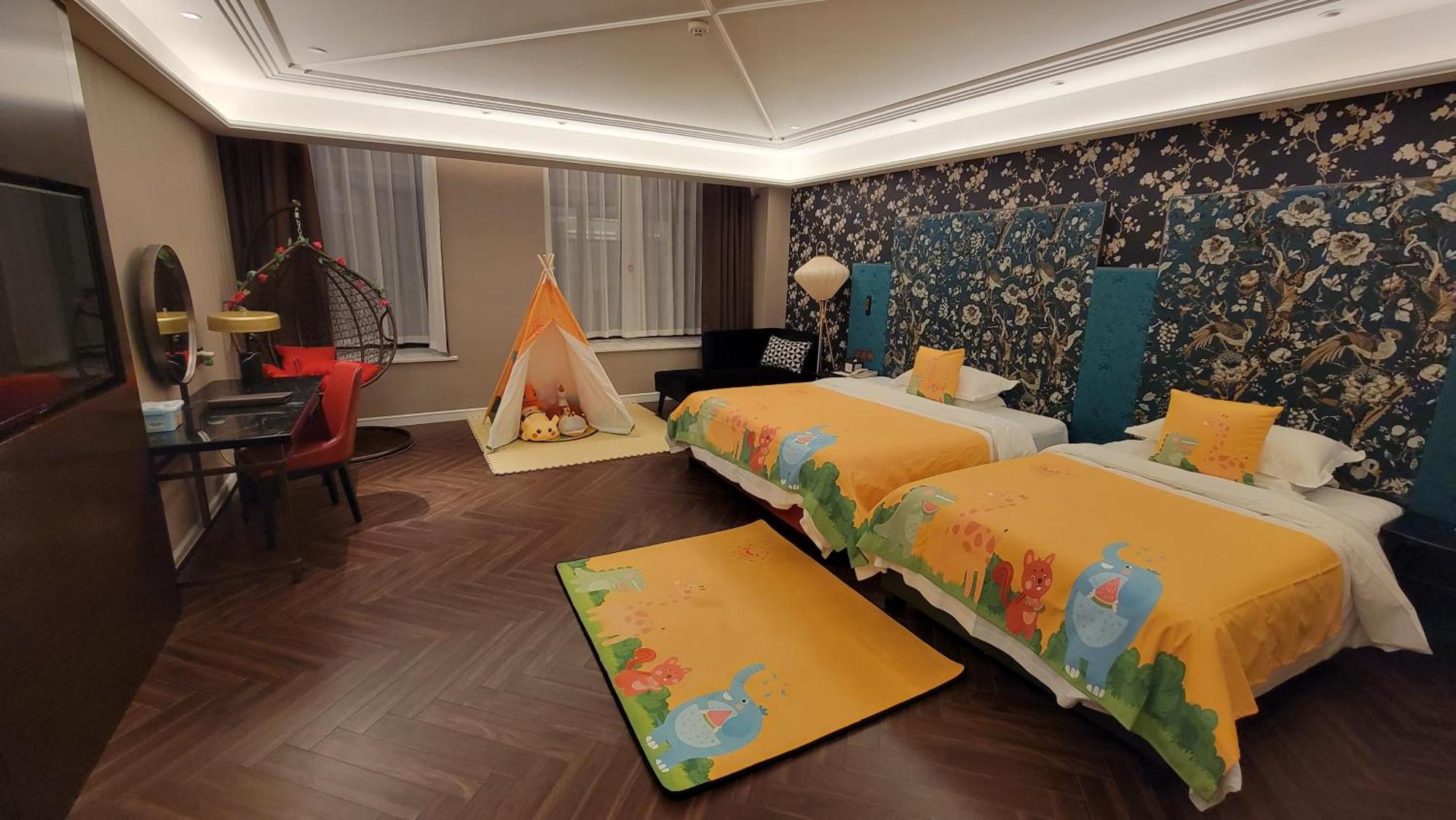 Metropolo Hanxi Chimelong Wanbo Subway Station 4*