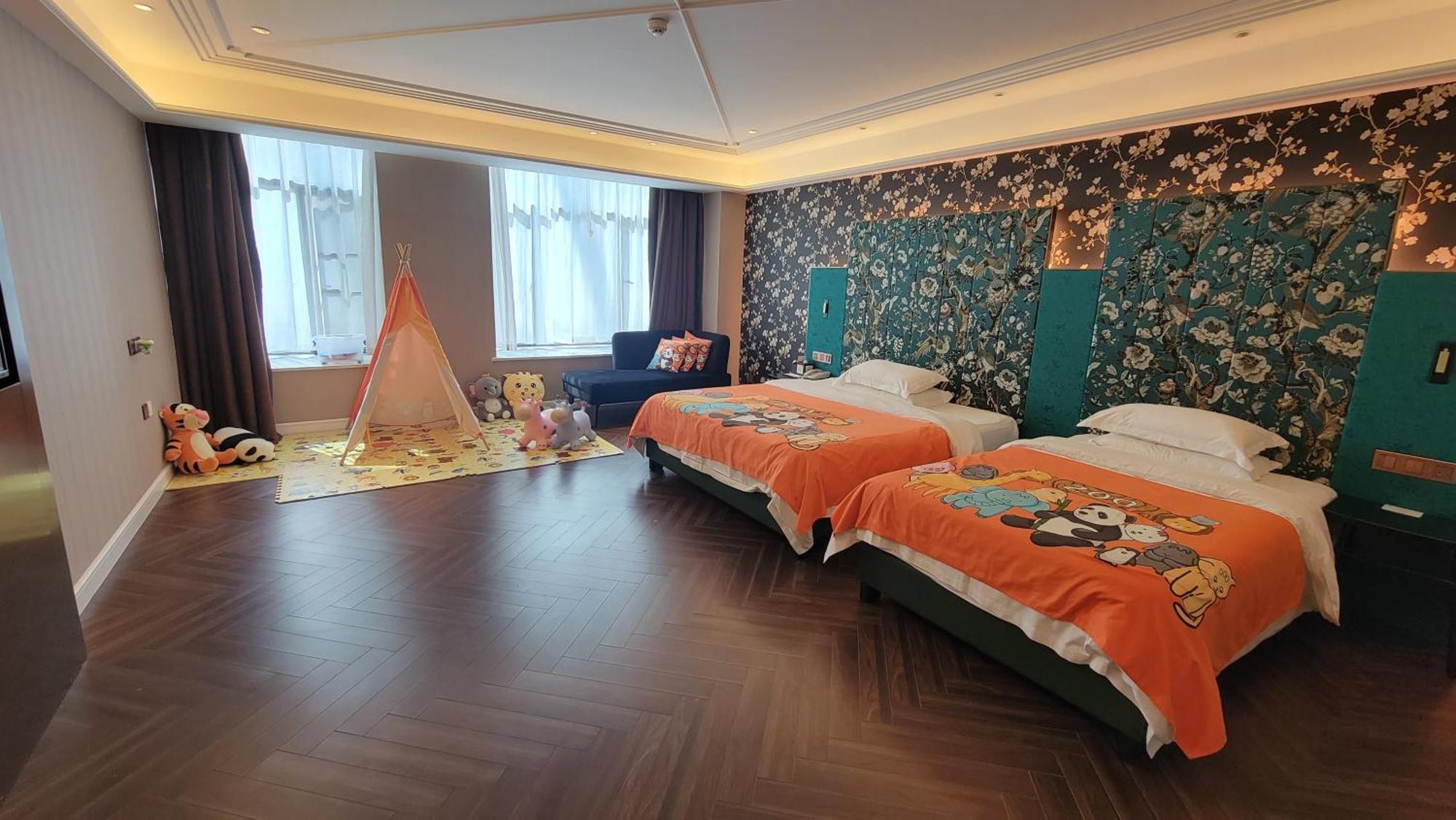 Metropolo Hanxi Chimelong Wanbo Subway Station 4*