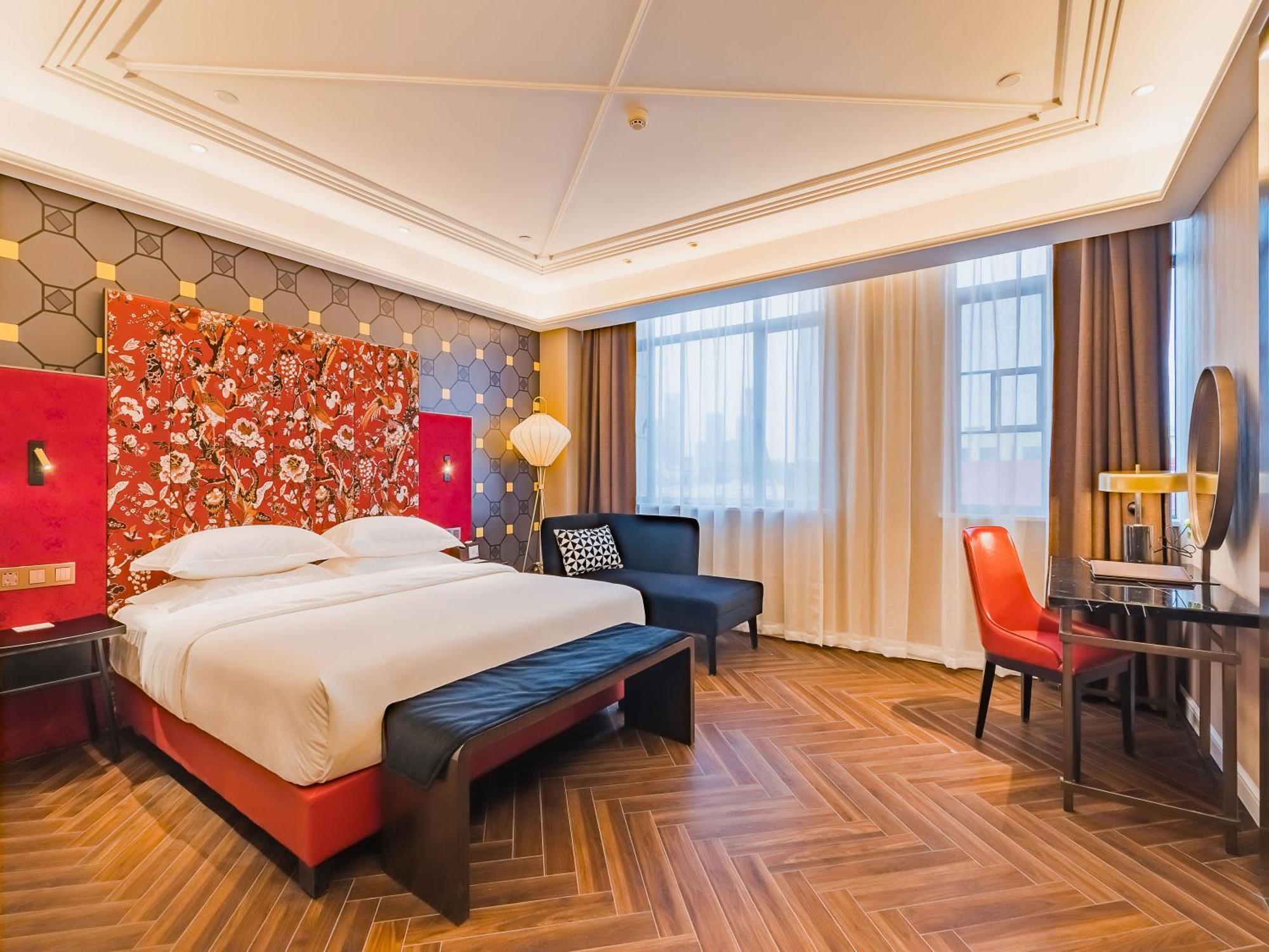 Metropolo Hanxi Chimelong Wanbo Subway Station Hotel 4*