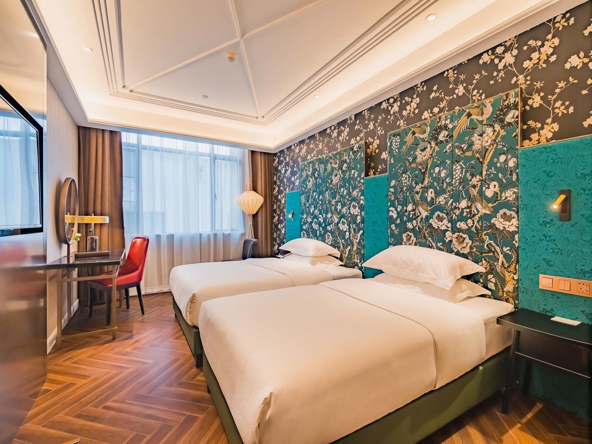 Metropolo Hanxi Chimelong Wanbo Subway Station 4*