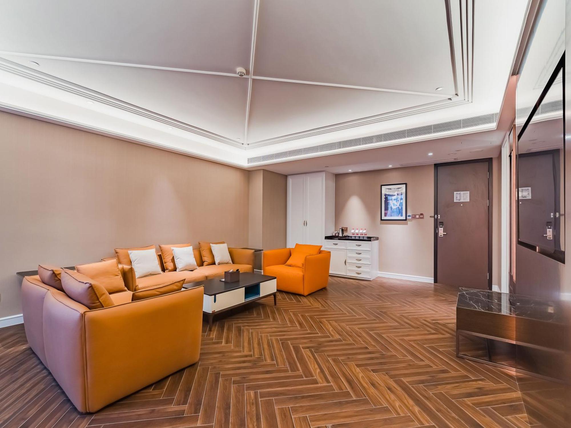 Metropolo Hanxi Chimelong Wanbo Subway Station 4*
