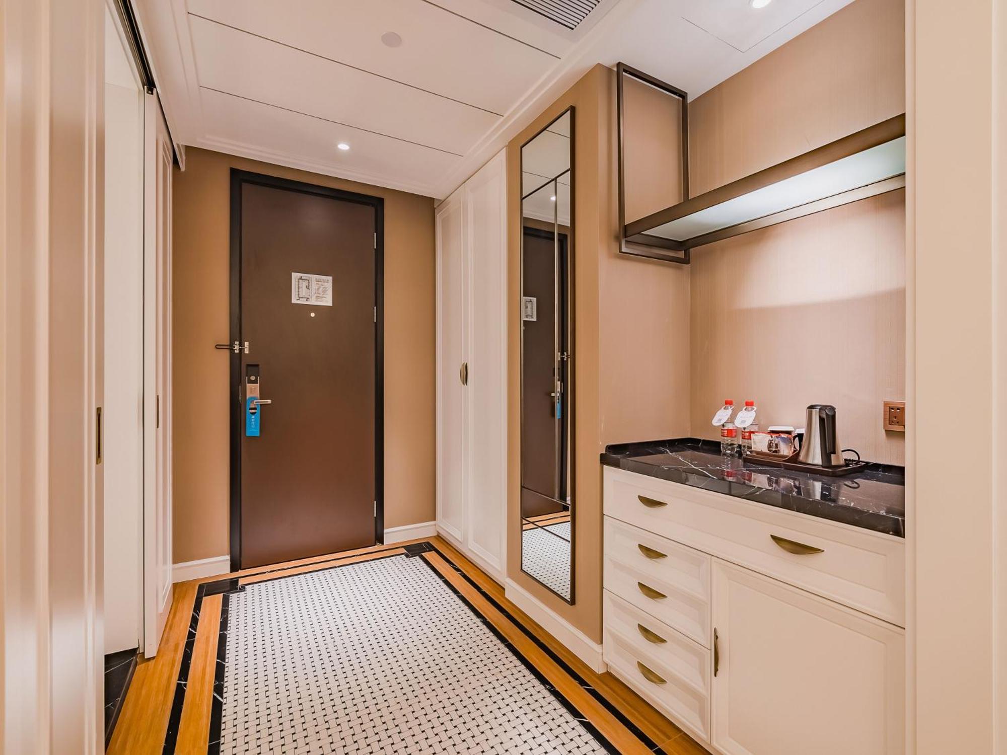 Metropolo Hanxi Chimelong Wanbo Subway Station 4*