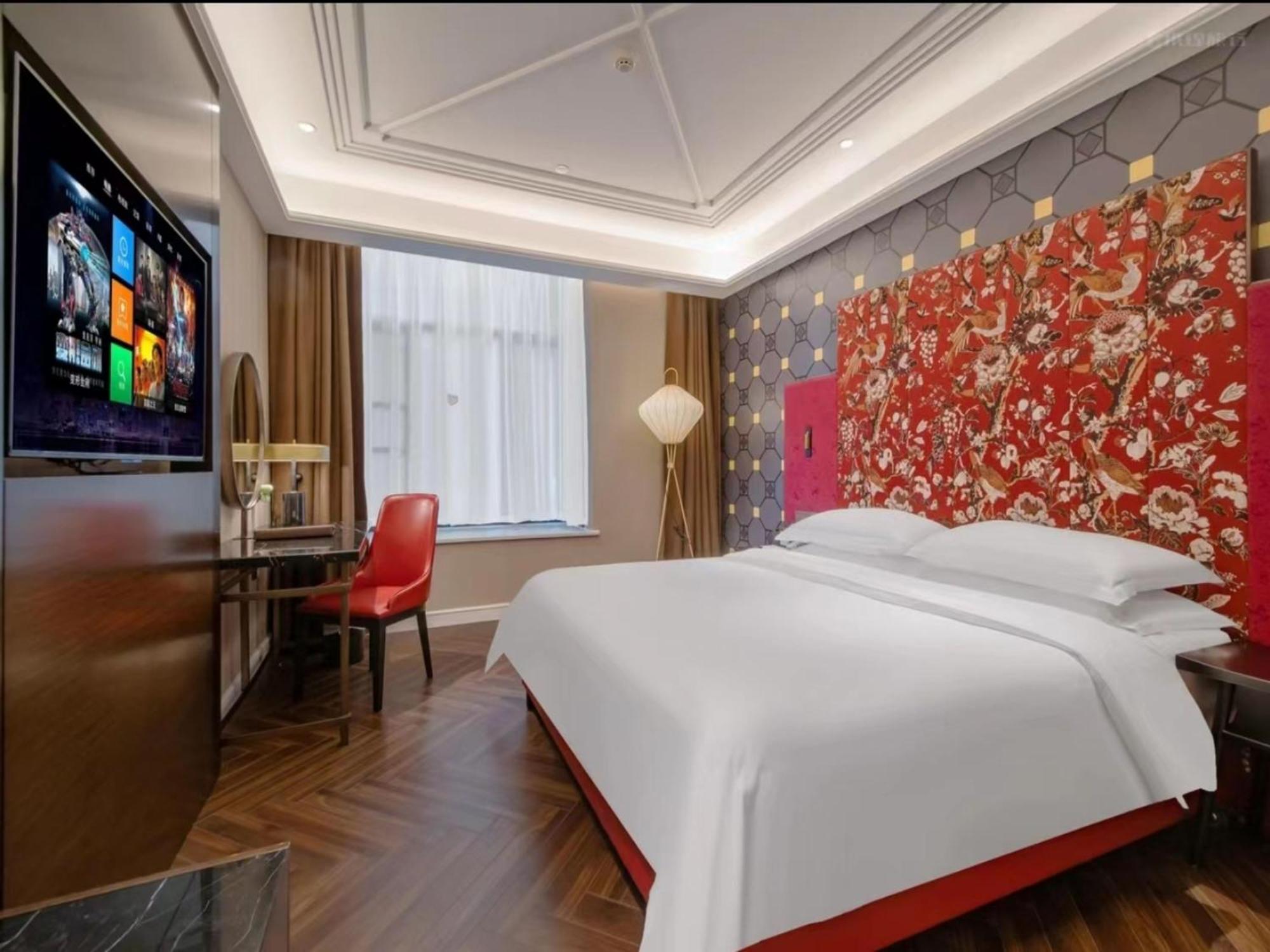 Metropolo Hanxi Chimelong Wanbo Subway Station Hotel 4*