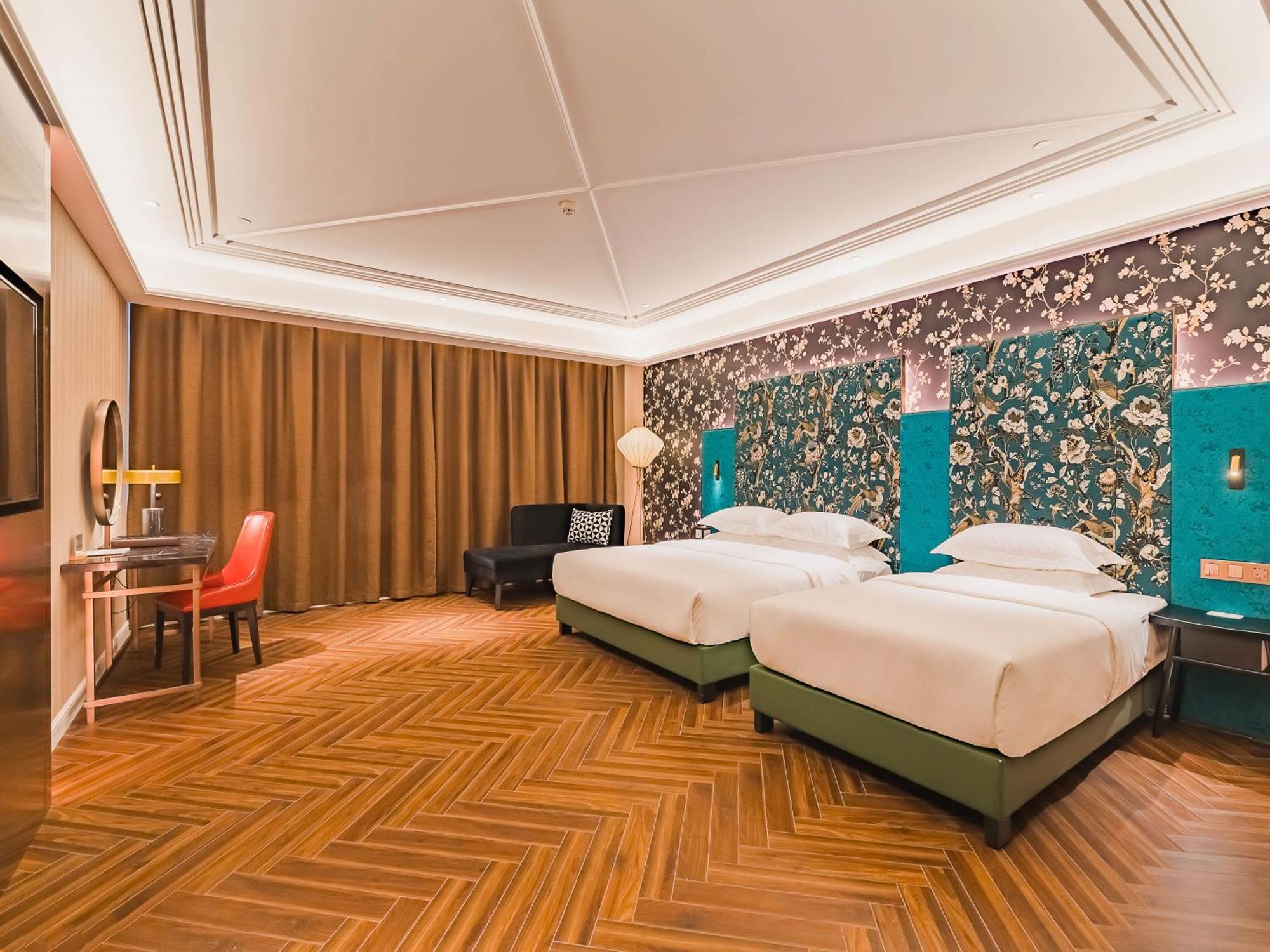 Metropolo Hanxi Chimelong Wanbo Subway Station 4*