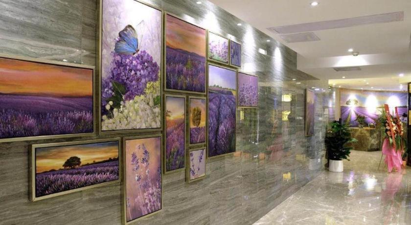 Lavande Shangxiajiu Pedestrian Street Hualin Temple Metro Station Hotel 3*