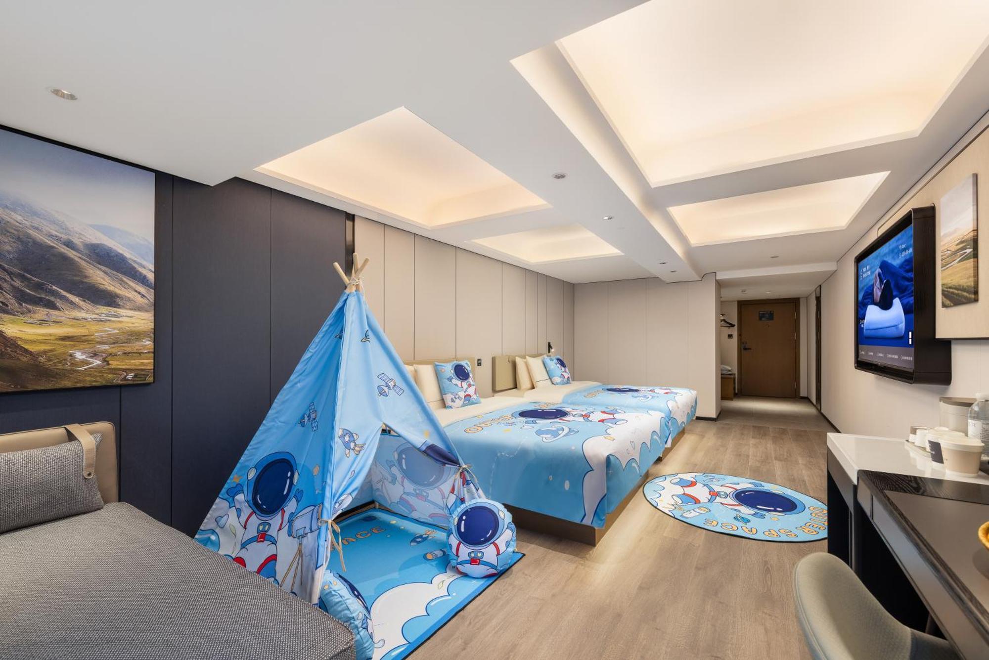 Atour Railway Station Of Chinese Medicine Hotel 4*