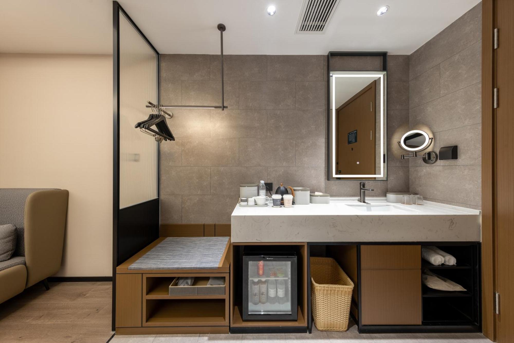 Atour Yuexiu Taojin Subway Station Hotel 4*
