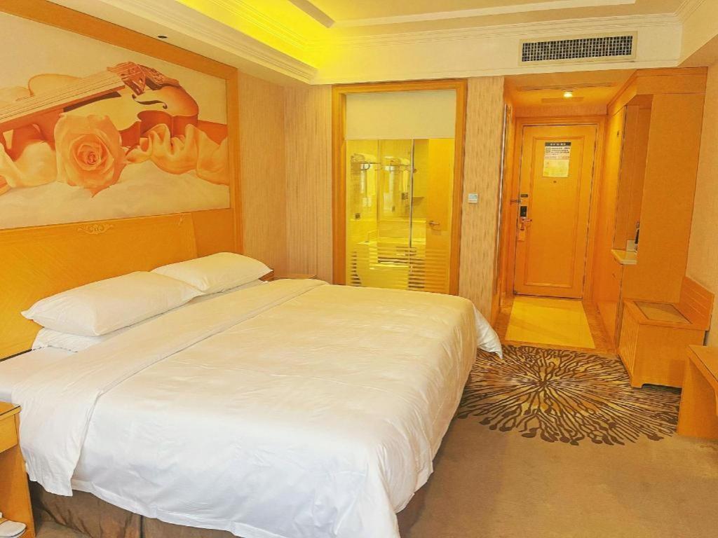 Vienna North Station Huaguoshan Metro Station Hotel
