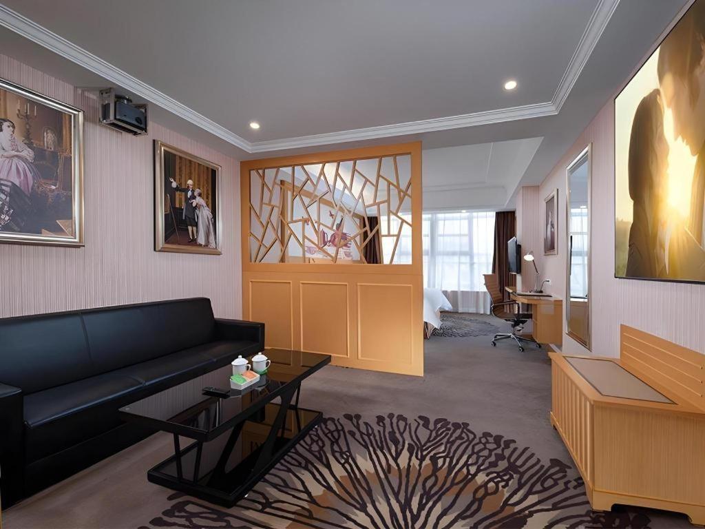 Hotel Vienna North Station Huaguoshan Metro Station