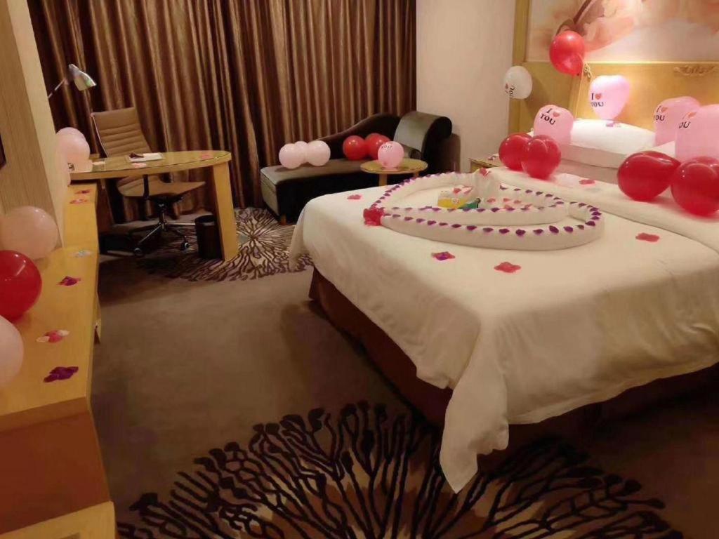 Vienna North Station Huaguoshan Metro Station Hotel 3*
