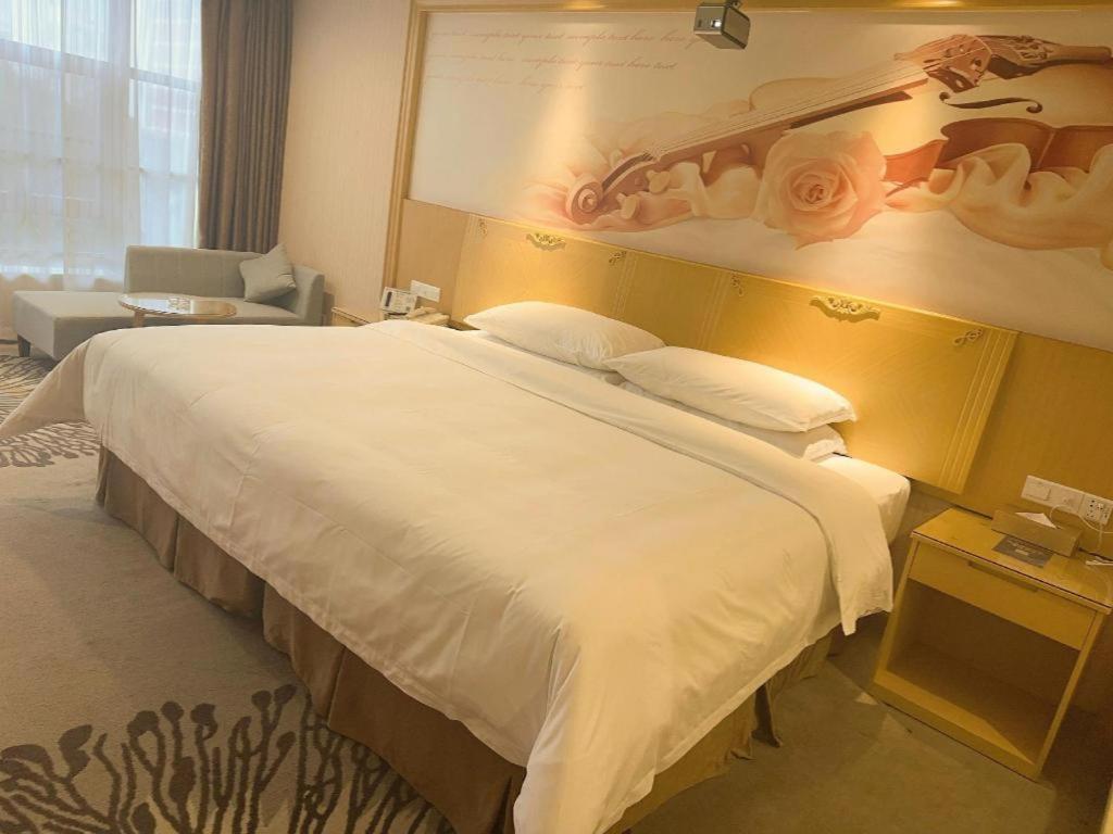 Vienna North Station Huaguoshan Metro Station Hotel 3*