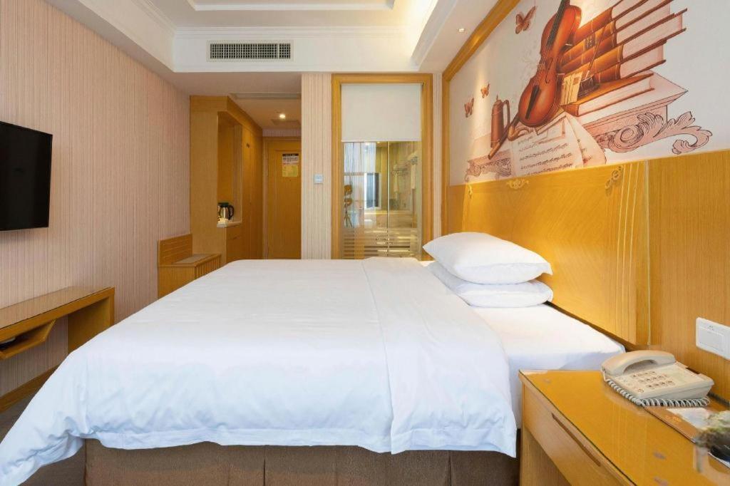 Vienna North Station Huaguoshan Metro Station Hotel 3*
