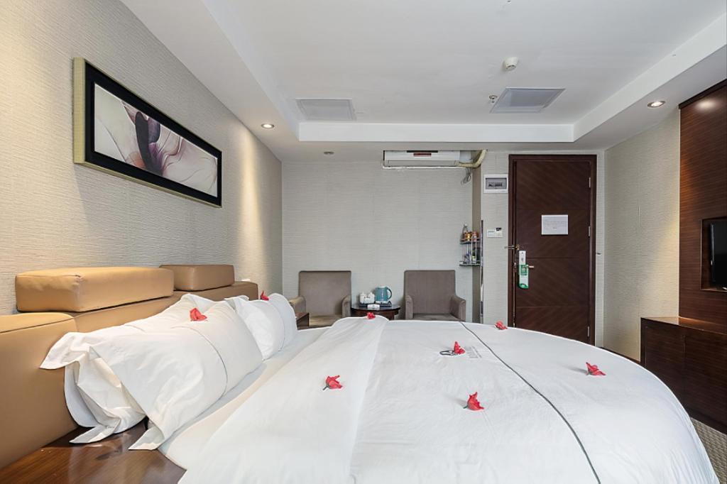 Insail Huangpu Dashadi Metro Station Hotel