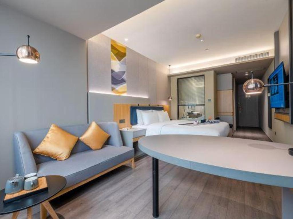 Selected Zhujiang New Town Wuyangcun Metro Station 3*