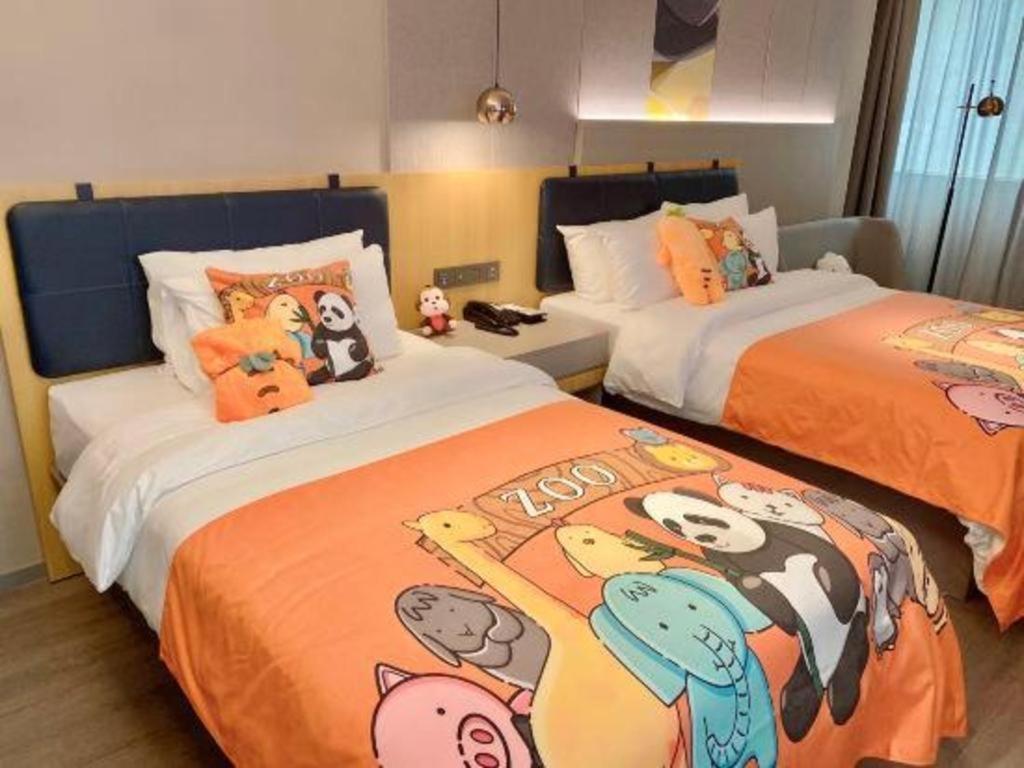 Selected Zhujiang New Town Wuyangcun Metro Station Hotel 3*