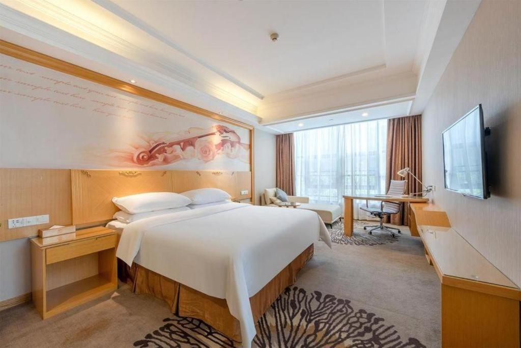 Vienna North Station Huaguoshan Metro Station Hotel 3*