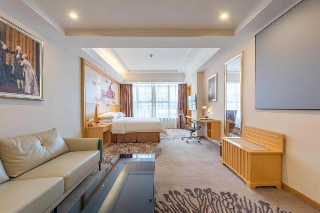 Vienna North Station Huaguoshan Metro Station Hotel 3*