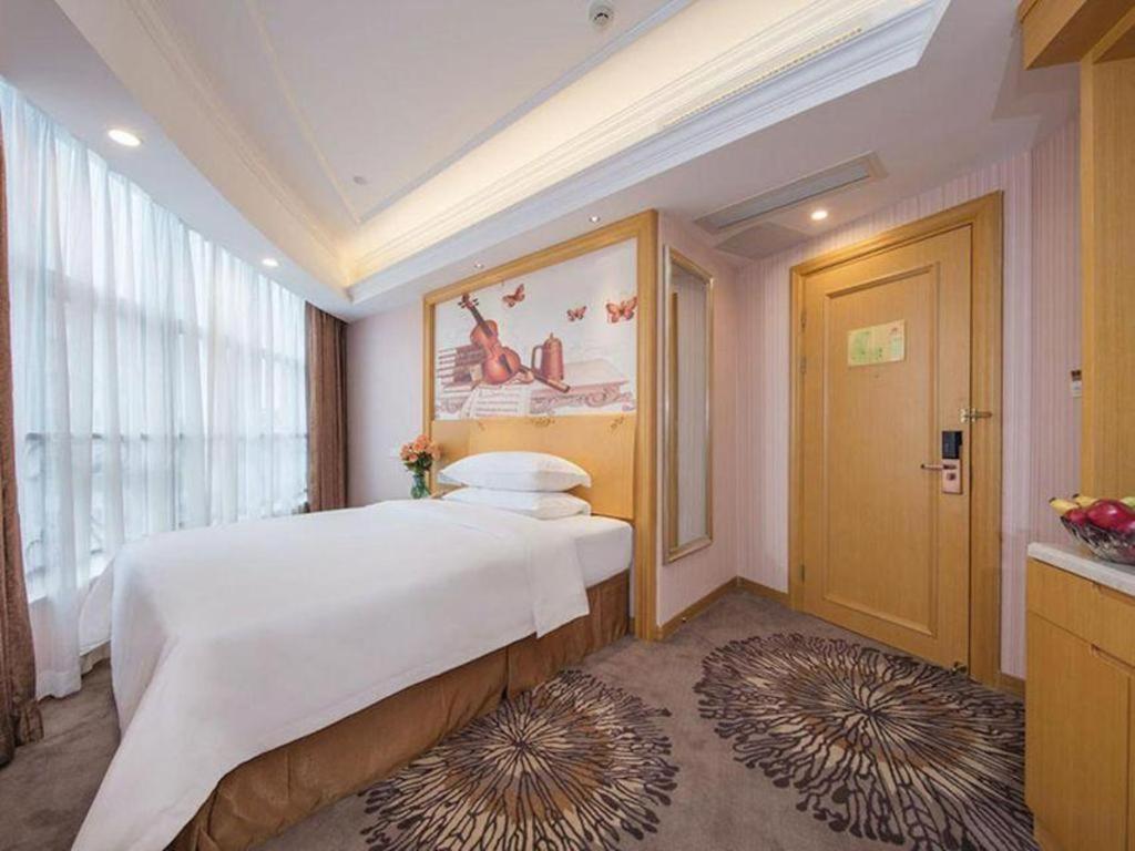 Hotel Vienna North Station Huaguoshan Metro Station