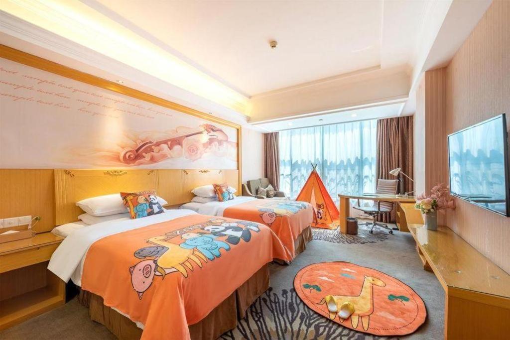 Vienna North Station Huaguoshan Metro Station Hotel 3*