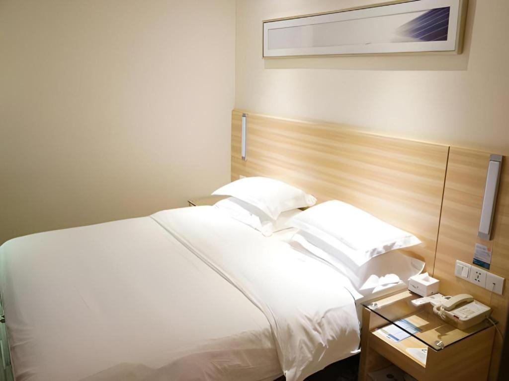Hotel Comfort Tiyu West Road Metro Station