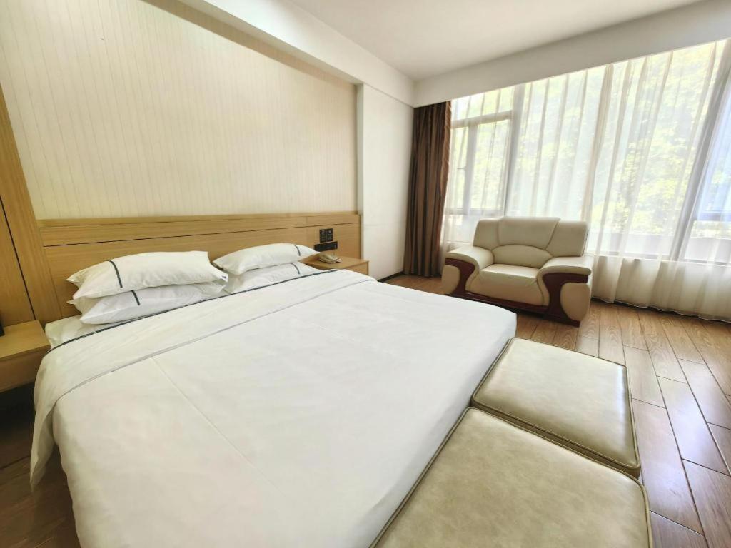Comfort Jiahe Wanggang Metro Station Police Academy Changhong Hotel
