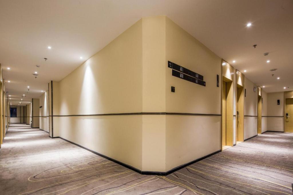 Hotel Comfort Jiahe Wanggang Metro Station Police Academy Changhong 2*