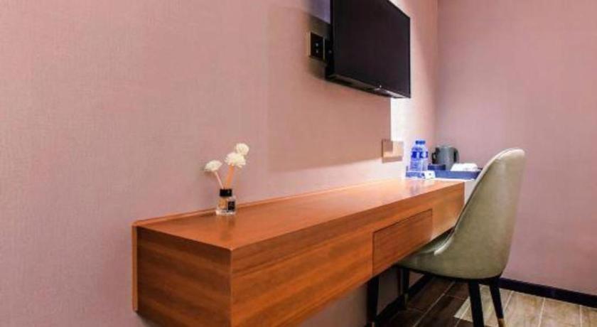 Hotel Borrman Railway Station Yuexiu Park Memorial Hall Canton