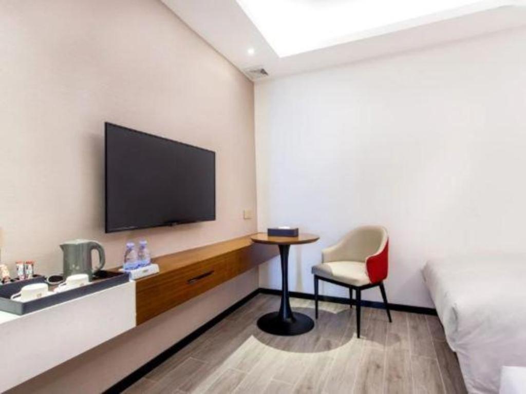 Borrman Southern Hospital Meihuayuan Metro Station 3*