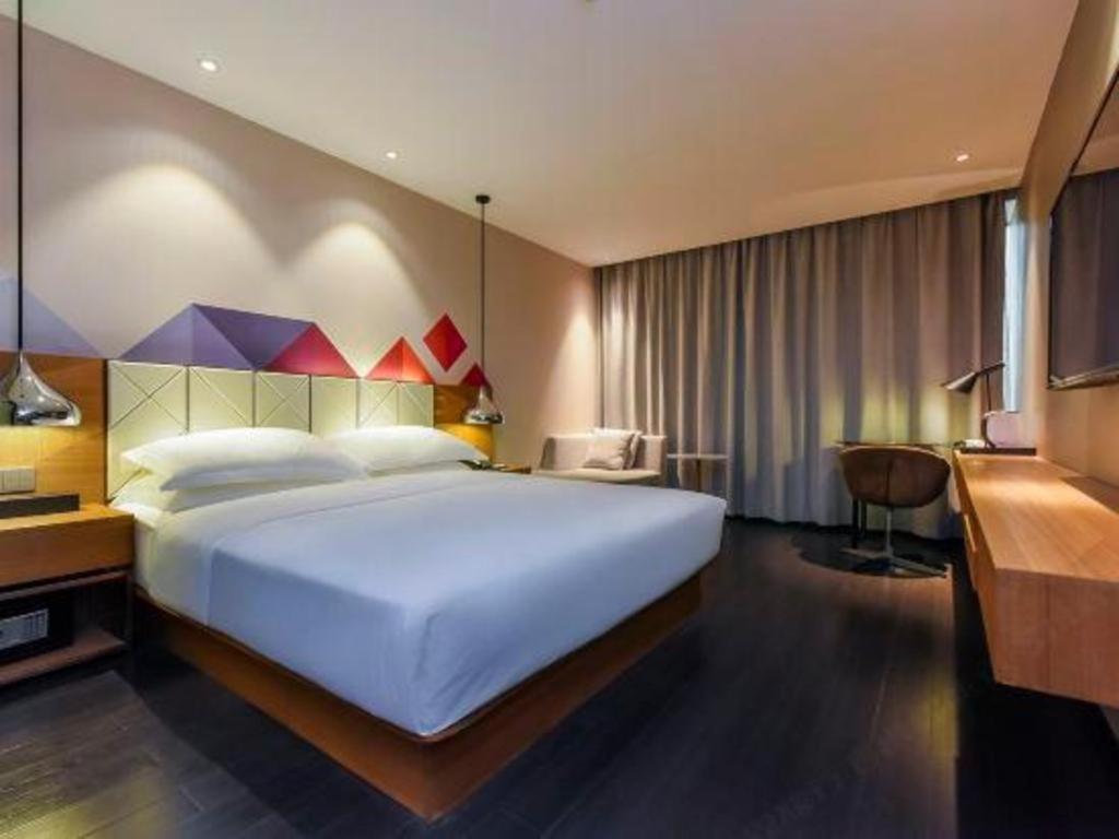 Borrman Quzhuang Metro Station Hotel