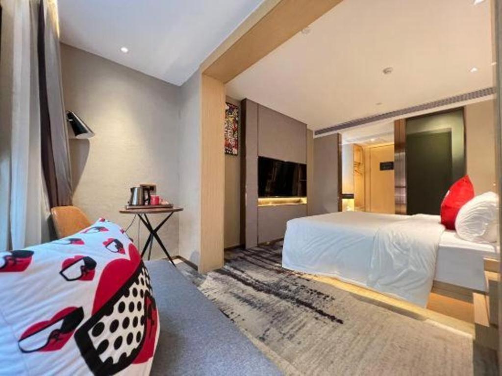 Laika Huanshi East Road 3*