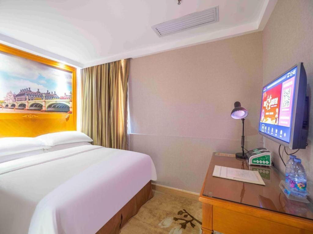 Hotel Vienna Luochongwei Bus Station Branch 3*