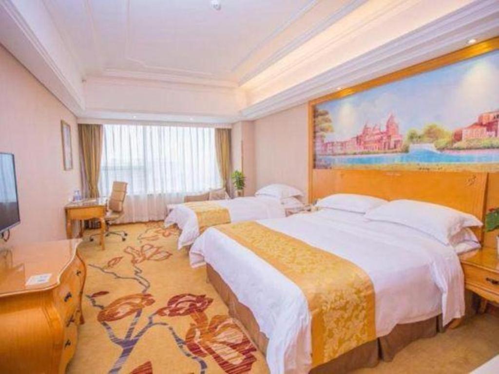 Vienna International Huangpu Hotel 4*