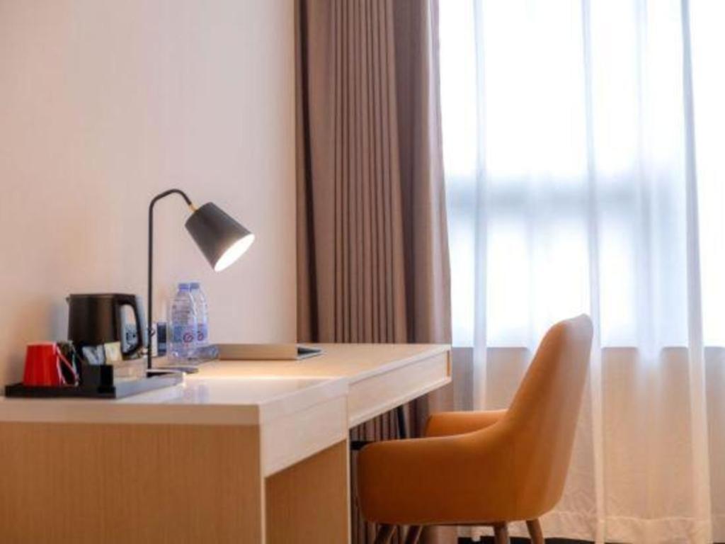 Vienna International Huangpu Hotel 4*