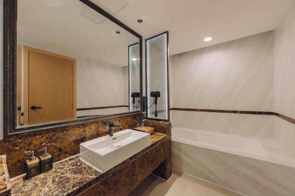 Vienna International Huangpu Hotel 4*