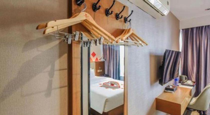 Borrman Railway Station Yuexiu Park Memorial Hall Hotel 3*
